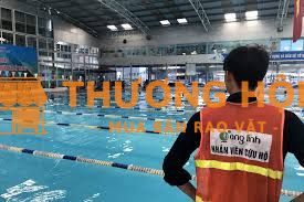 Nhân viên cứu hộ hồ bơi