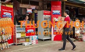 Nhân viên giao hàng cửa hàng bán lẻ