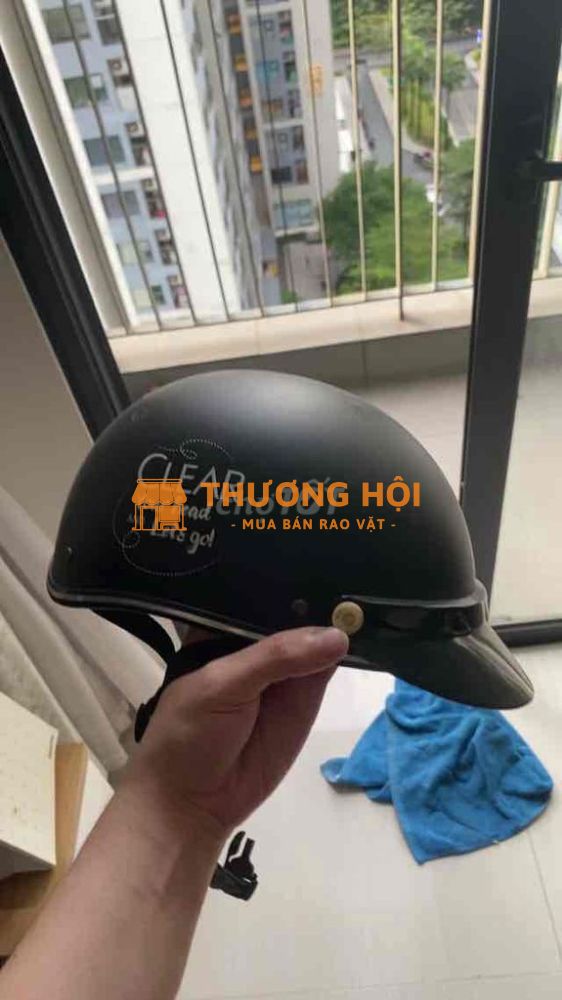 Mũ bảo hiểm nhựa đen, mới 100%