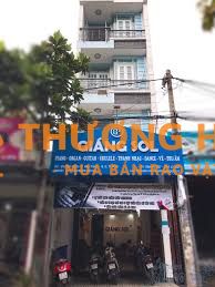 Nữ tư vấn ghi danh tại trung tâm âm nhạc Quận 12