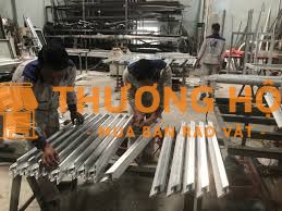 thợ nhôm kính có tay nghề có trách nhiệm