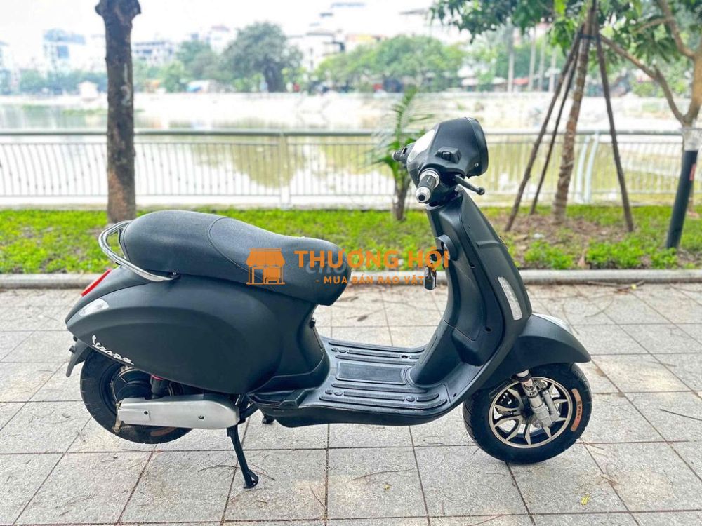 xe điện vespa 5 bình , đen nhám