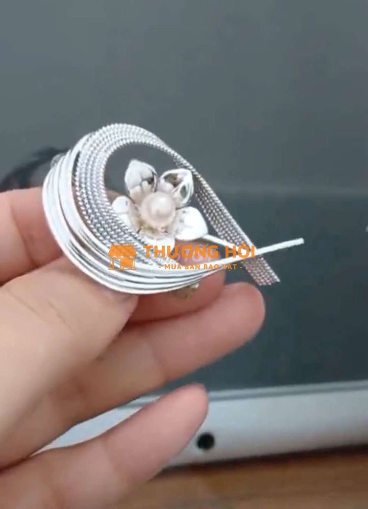 Cài áo nhật hợp kim mạ bạc, kiểu rất sang, ở giữa