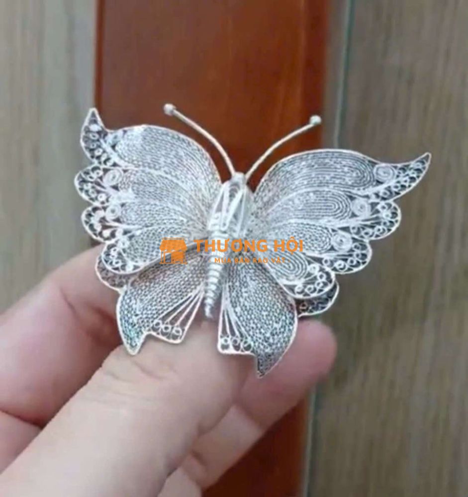 Cài áo bạc 950 đúc hình con bướm sắc nét, tinh tế,