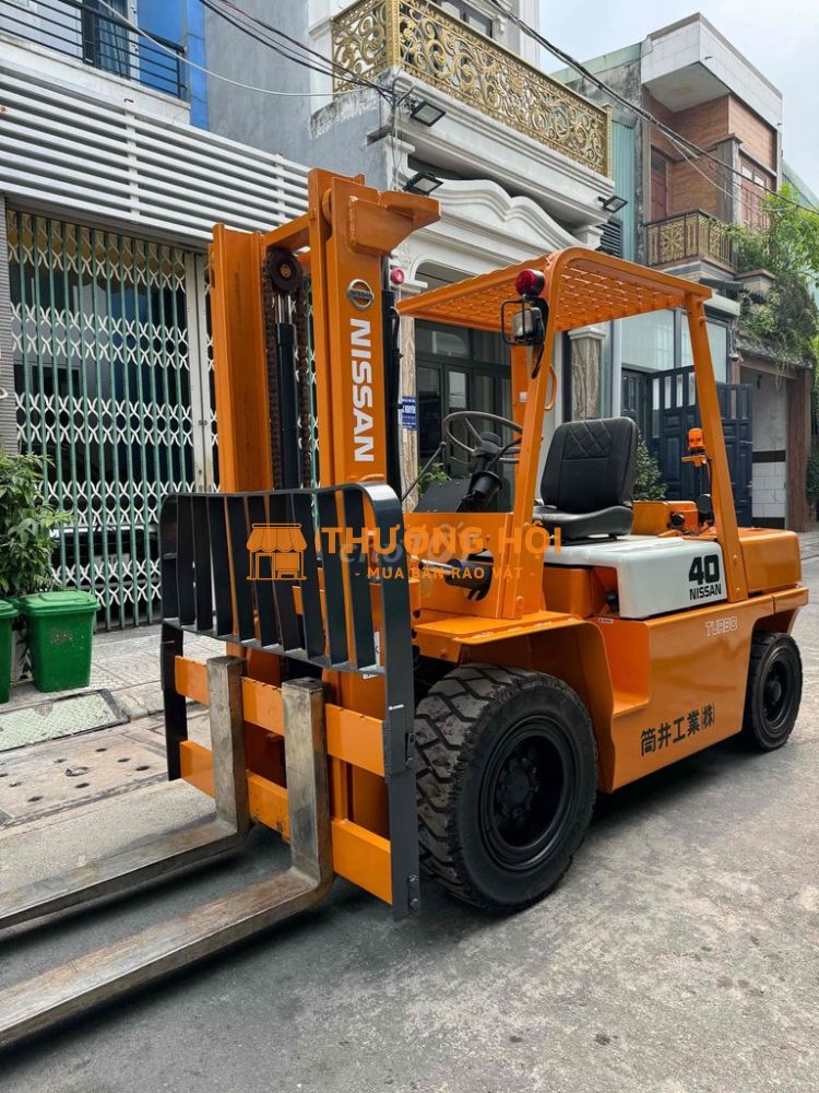 XE NÂNG NISSAN 4TẤN. SỐ TỰ ĐỘNG