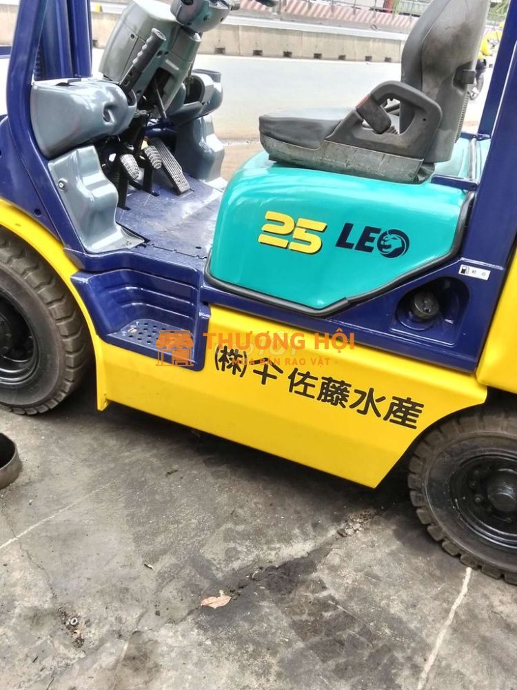 Xe nâng máy dầu 2,5 tấn , số tự động