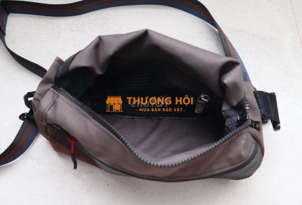 Túi đeo chéo phối da