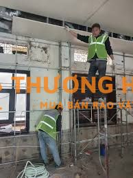 Thợ và phụ điện nước