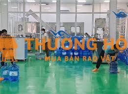 Nhân viên sản xuất nước bình