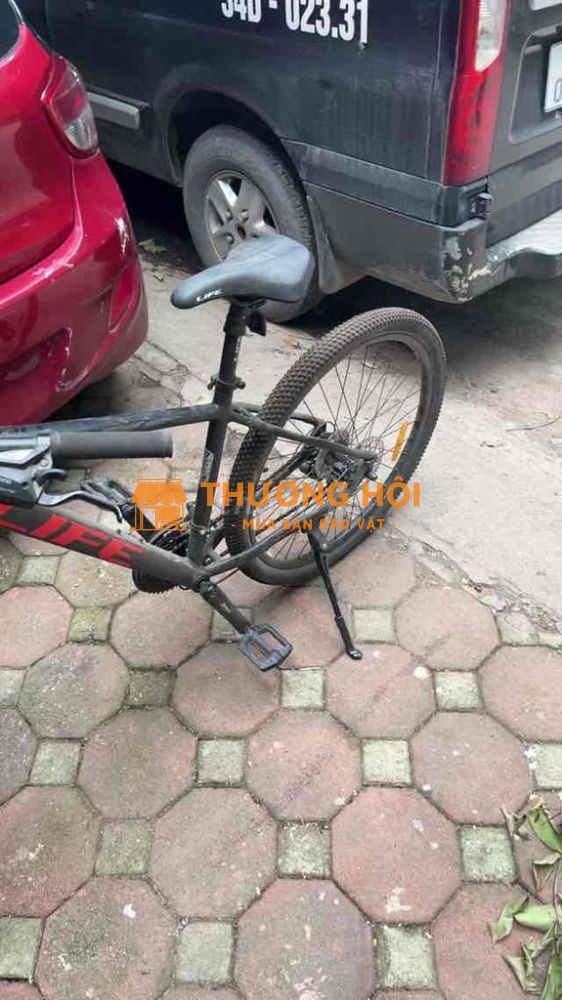 Xe đạp Life màu đen đỏ. Mình đi ít. có fix giá
