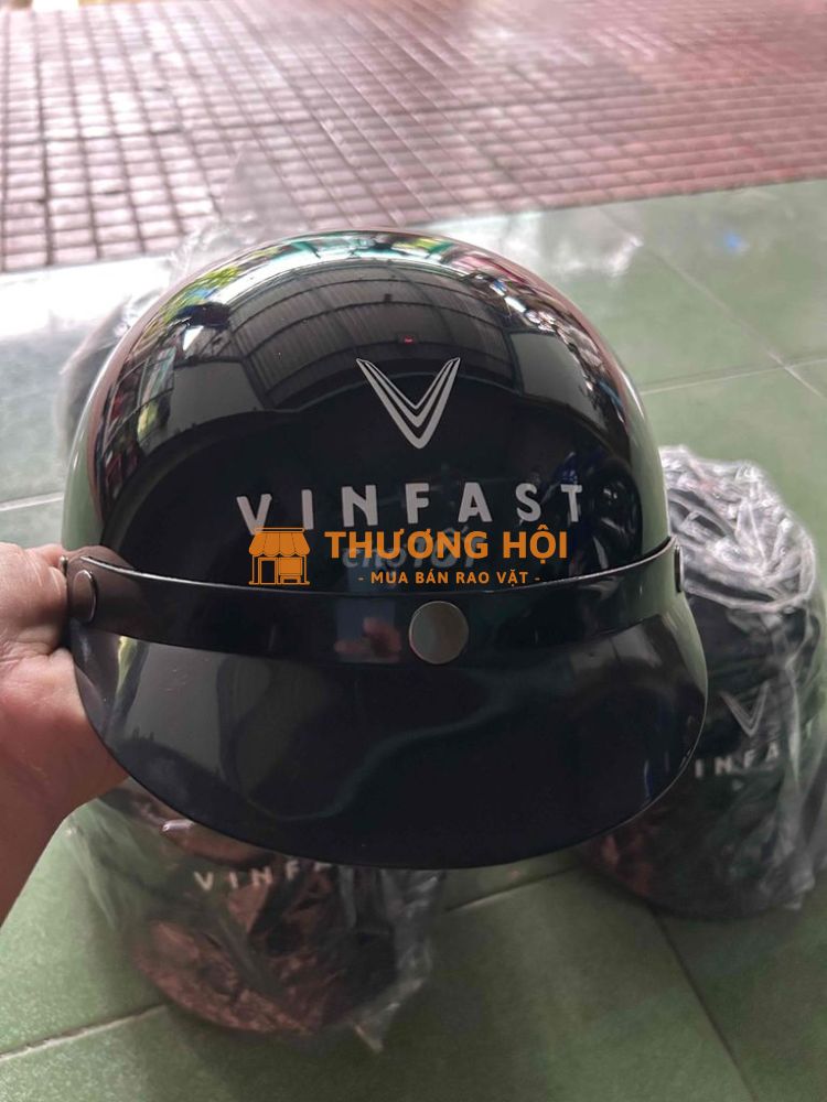 Mũ bảo hiểm Vinfast màu đen mới