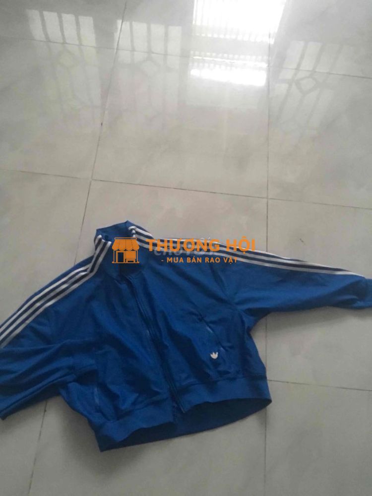 áo hiệu adidas còn dư nên pass lại