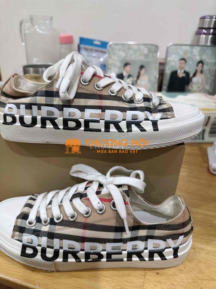Cần bán gấp đôi BURBERRY size 37