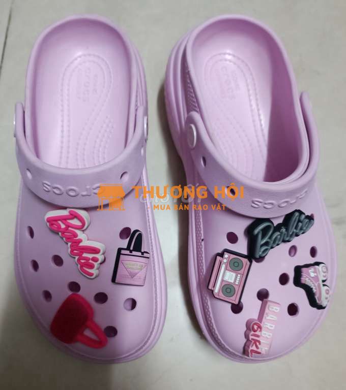 Giày Crocs kèm charm
