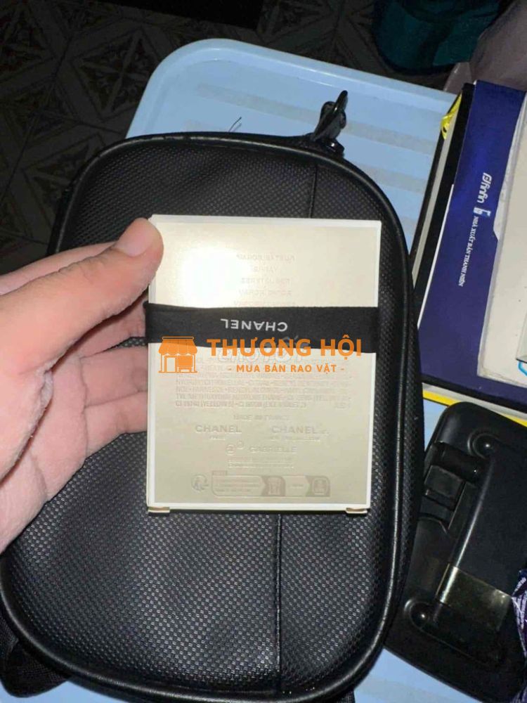 bé E mới đi Úc về có chai nước hoa k sài