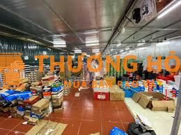 nhân viên làm việc tại kho