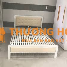 Bán giường sắt 1,6 x 2m còn mới 90%, màu kem. Giá 1,2 triệu đồng.