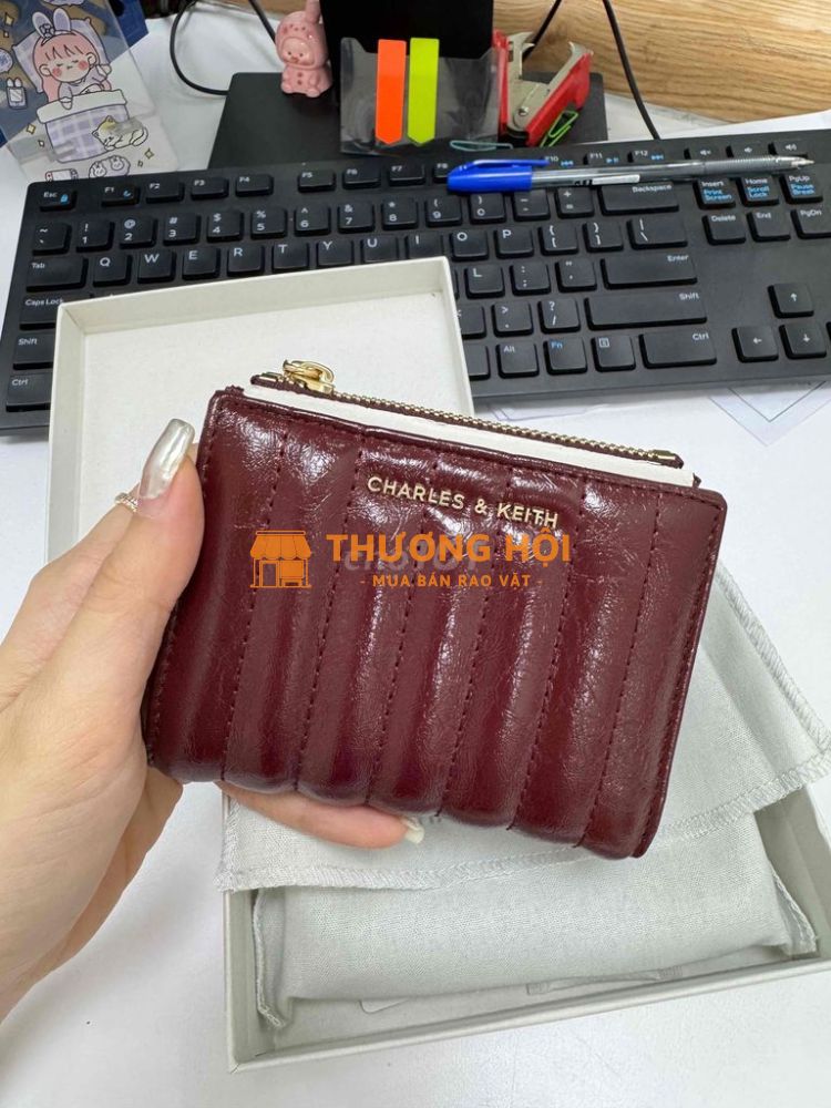 ví cầm tay Charles&keith màu đỏ đô