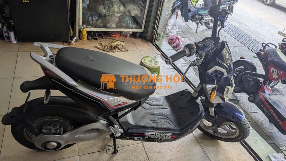 Xe máy điện hiệu pega màu xanh đen