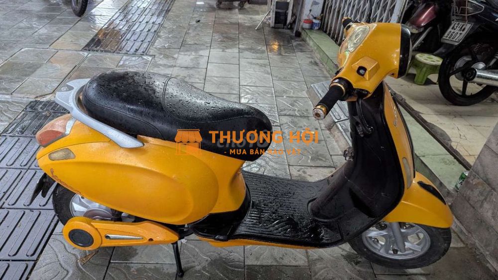 Xe máy điện hiệu vespa màu vàng