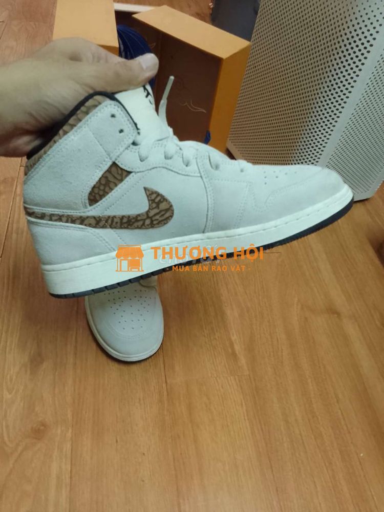 Thanh lý Nike jordan 1 mid SE
