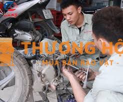 Thợ sửa xe máy - Thợ phụ học nghề