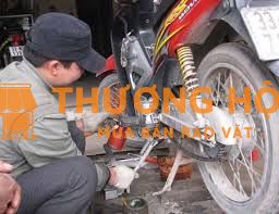 NHÂN VIÊN SỬA CHỮA XE MÁY