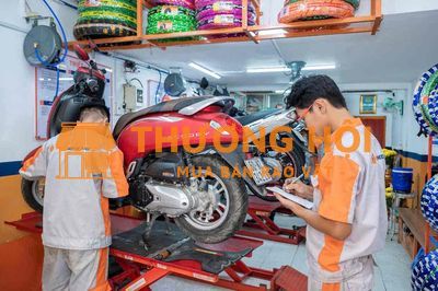 nhân sự sữa chữa xe máy