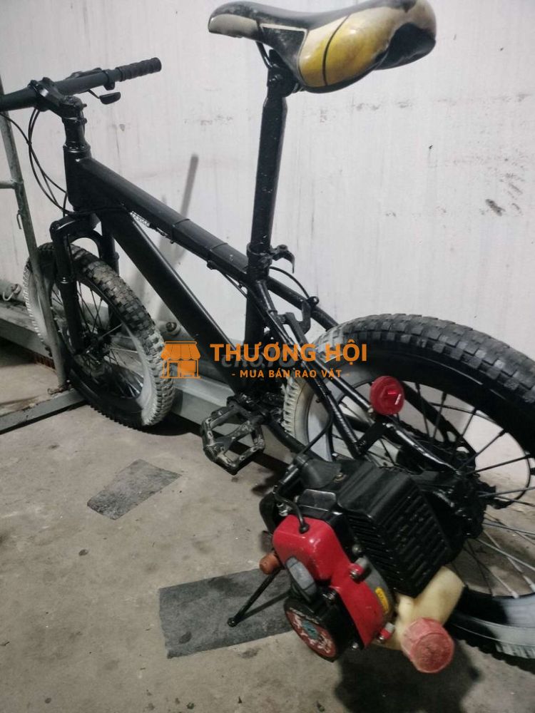 Xe đạp gắn động cơ máy cắt cỏ