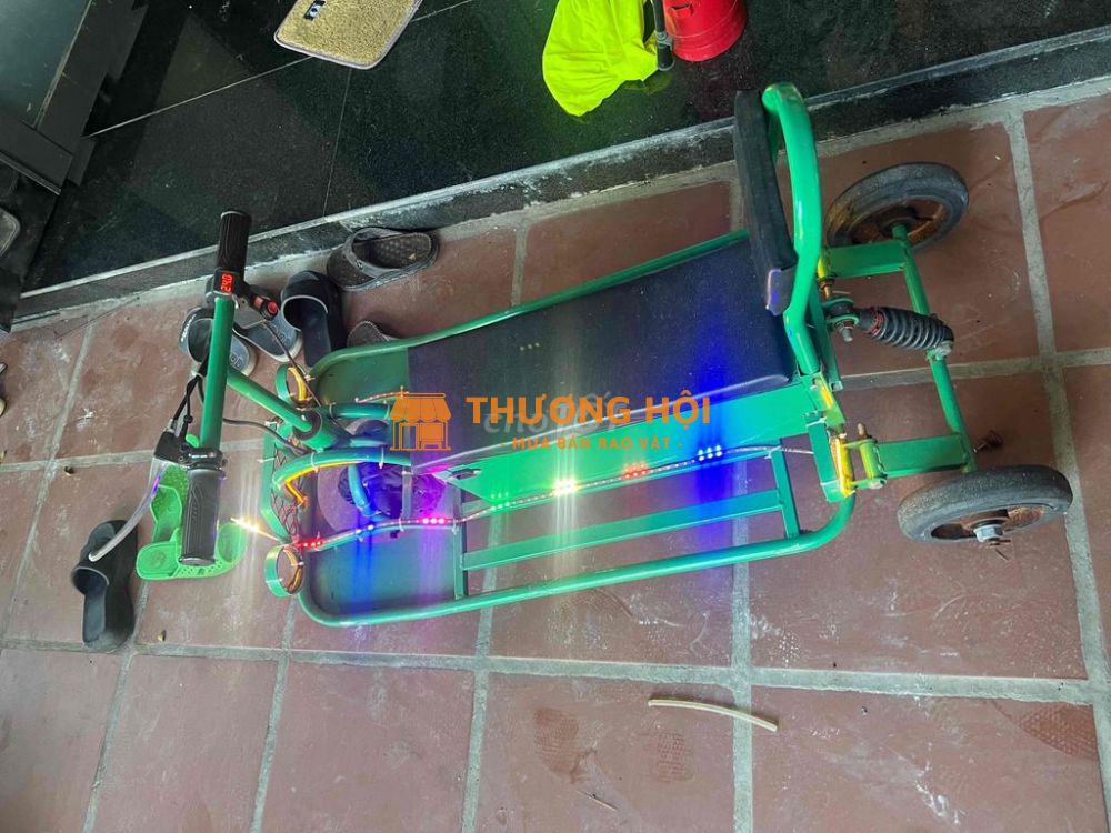 xe xuồng chở được 2 người 150kg. 2 bình ắc quy