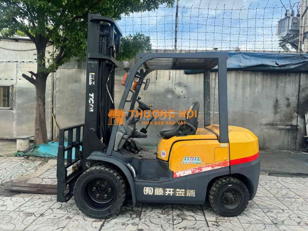 XE NÂNG TCM 2,5 TẤN GẬT GÙ