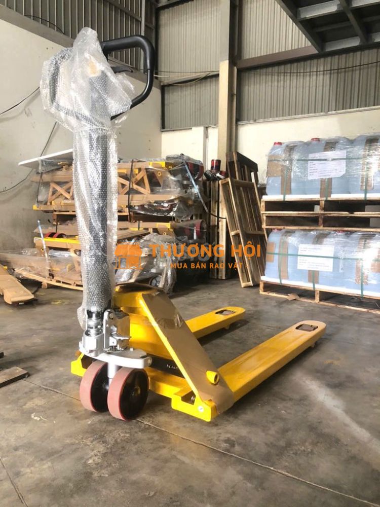 Xe nâng tay 2.5 tấn hiệu Staxx, bánh PU, bơm khỏe.