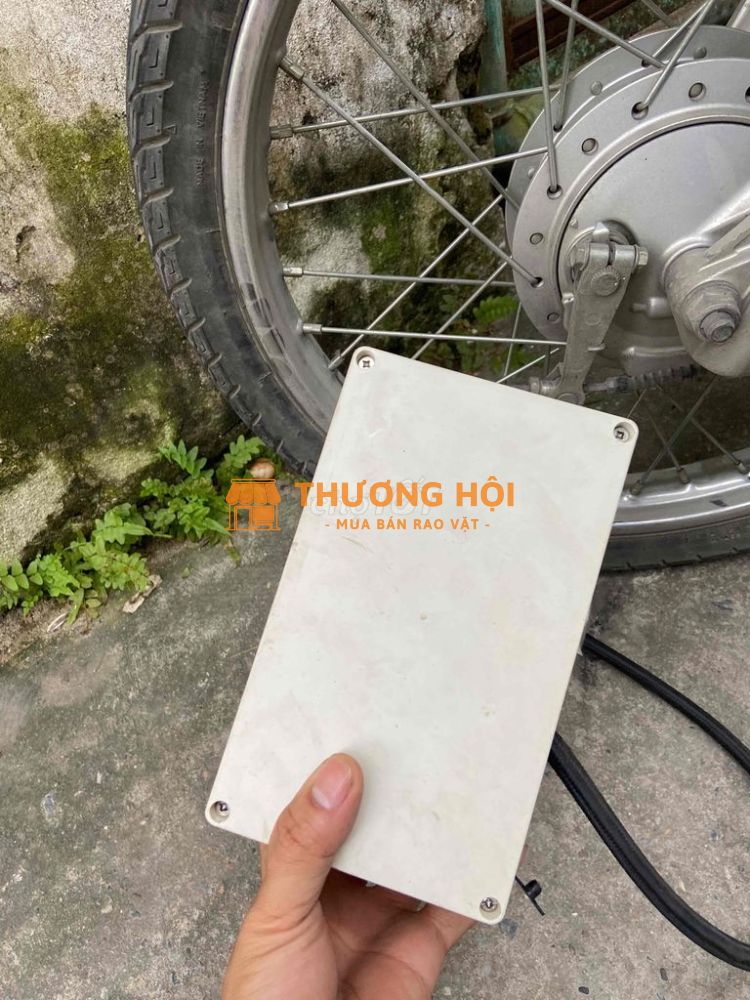bơm ô tô xe máy bằng pin tiện lợi