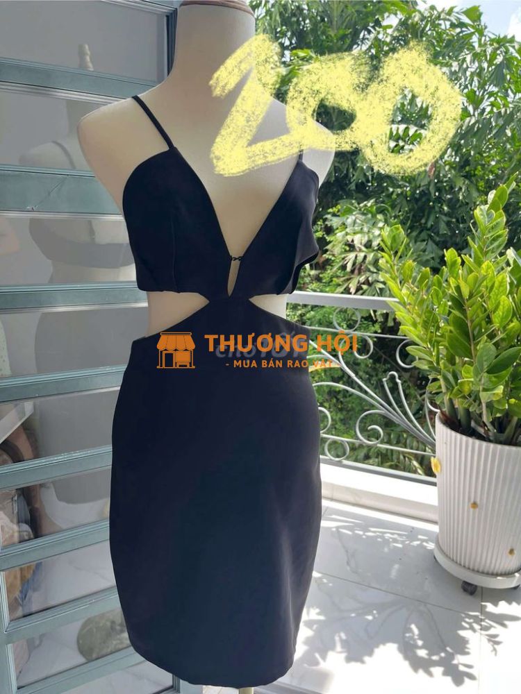 Đầm đen cắt xẻ