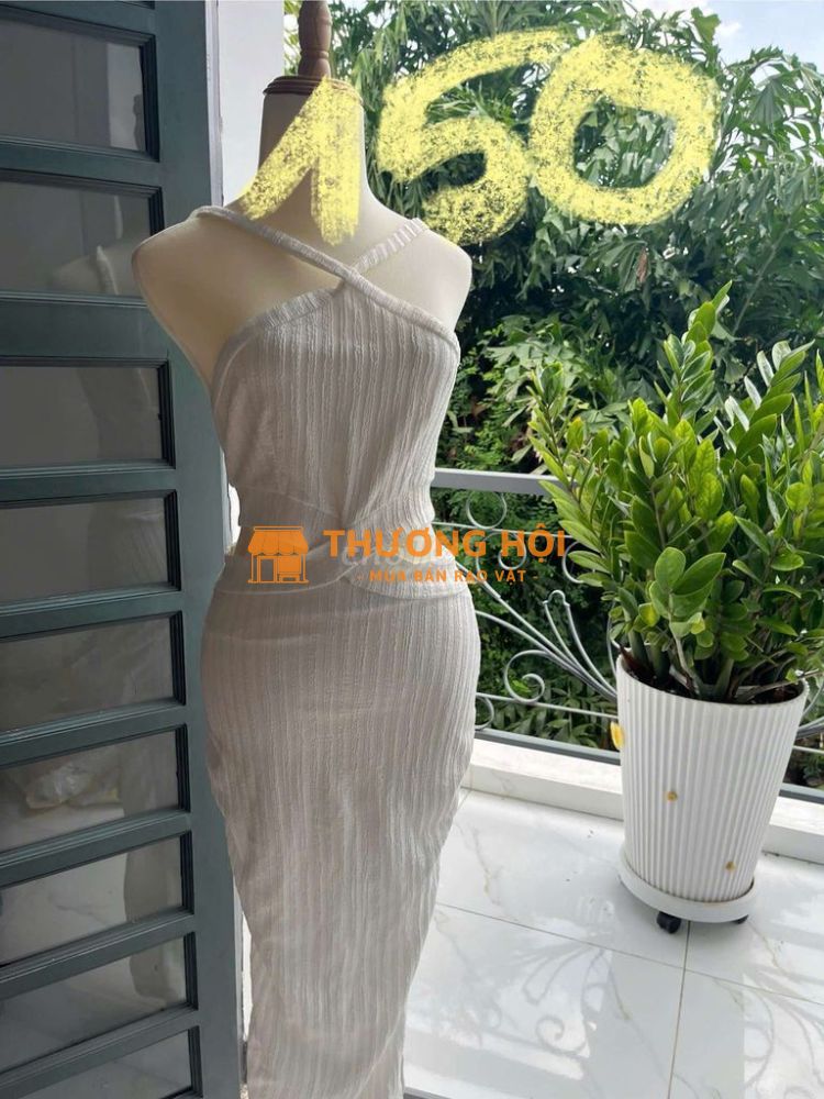 Đầm trắng cắt xẻ