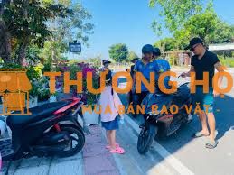 nhân viên giao nhận xe máy du lịch