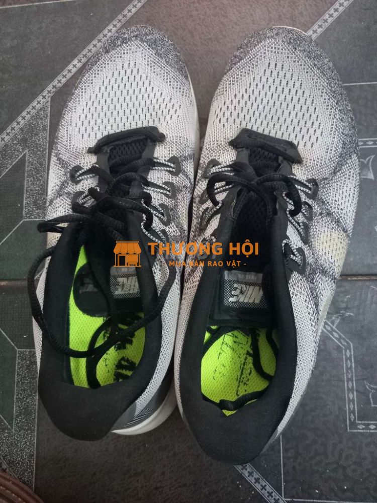 Dọn pass rẻ đôi giày chạy bộ siêu nhẹ sz42 lỗi nhẹ