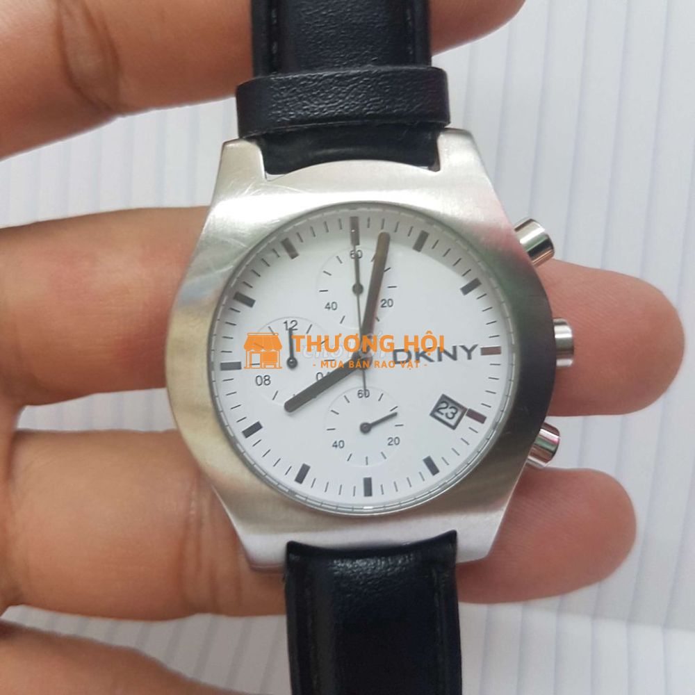 Đồng hồ DKNY sử dụng bộ máy Miyota Nhật Bản.