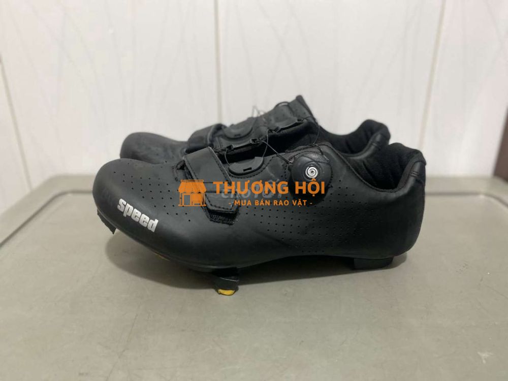Cần bán 2 đôi giày can xe đạp trắng size 42 đen 40