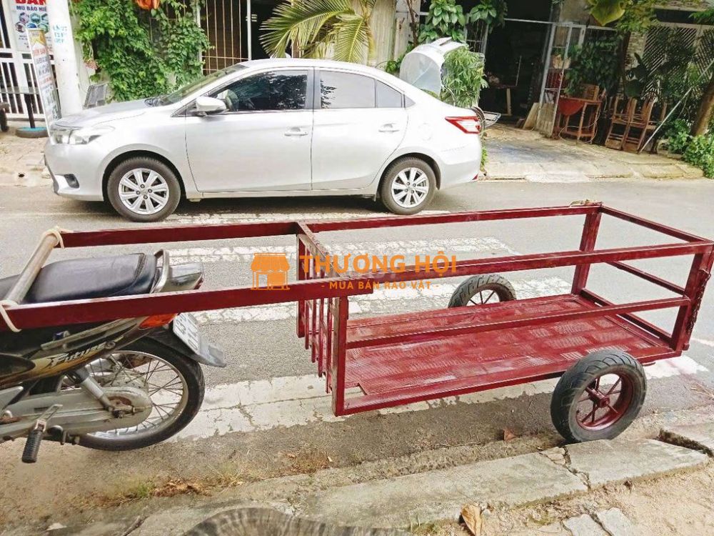 Lôi đang Kéo hàng hóa chạy rất êm.Thép dày bền bĩ