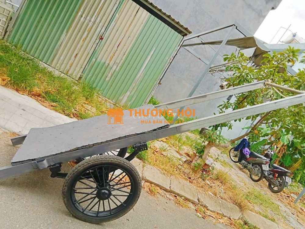Thép toàn bộ xe Bò. Nhíp thép dày xe đang kéo hàng