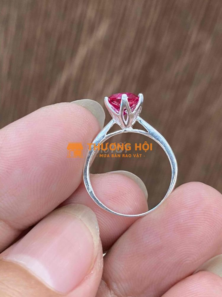 Nhẫn bạc Nữ đính ruby cổ cao, form sang, lên tay c