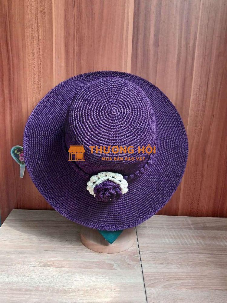 Nón handmade do tự tay em móc, sợi cotton bao mát.