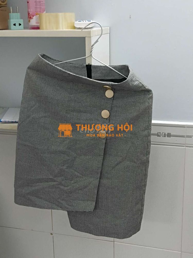 Chân váy đóng nút xọc caro
