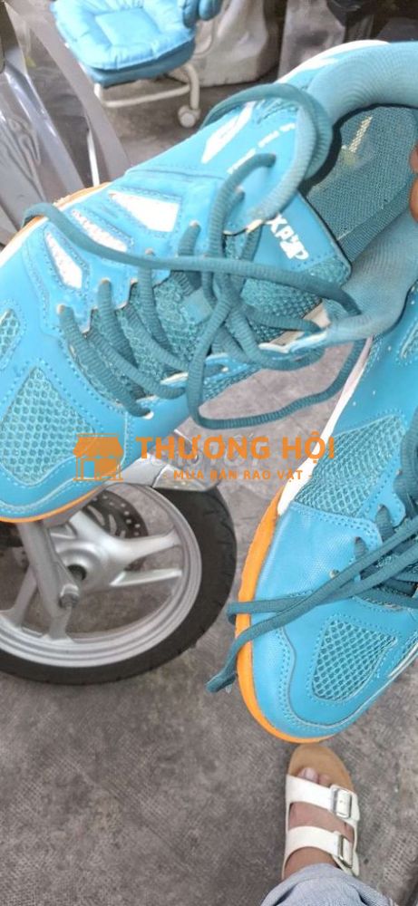 Thanh lý ai cần giầy thể rhao chính hãng size 40