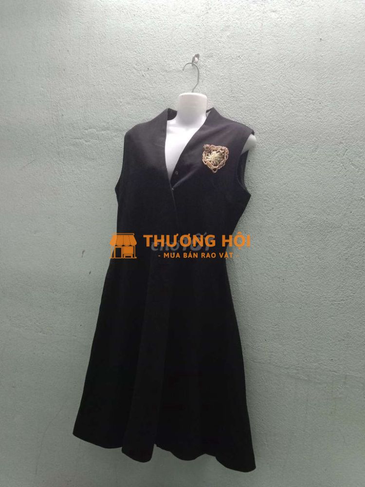 Đầm đen đi tiệc