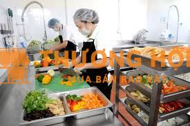 phụ bếp và phục vụ bao ăn ở..lương 8.5t -11t