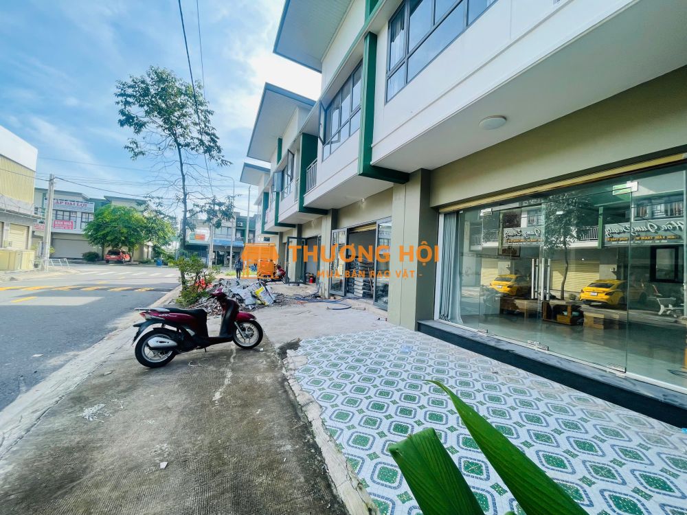 Hạ giá cần bán nhà phố mặt tiền đường Vành đai 4, có sổ hoàn công sẵn tại Thới Hòa, Bến Cát