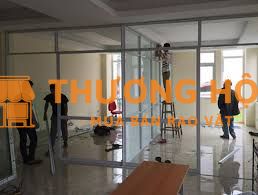 Công nhân lắp đặt cửa - HCM