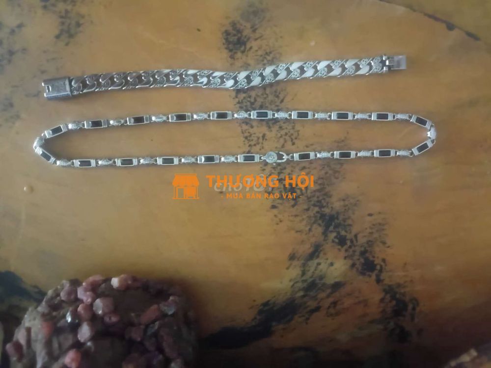 Dây chuyền đá và lắc tay bạc thái